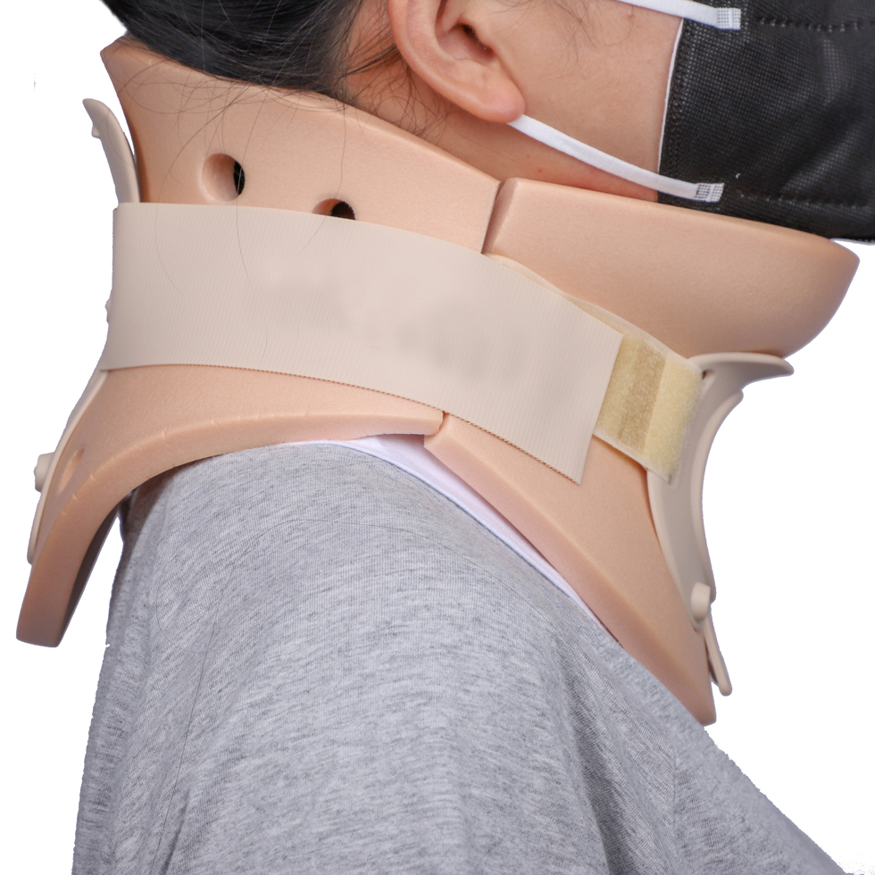 Use of medical sponge neck brace